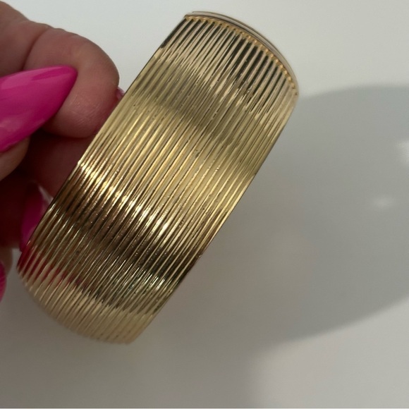 Vintage gold tone unsigned clamper bracelet - Picture 9 of 10